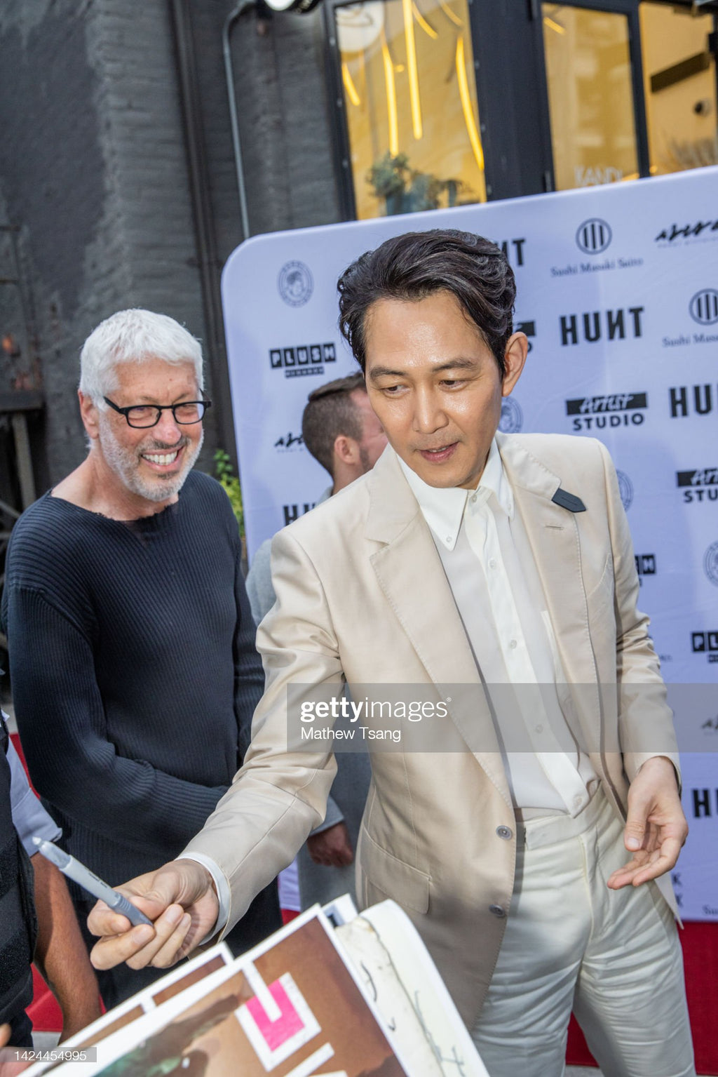 I played Squid Game (and won) at the 2022 Toronto Film Festival challenging LEE JUNG-JAE to an autograph duel!