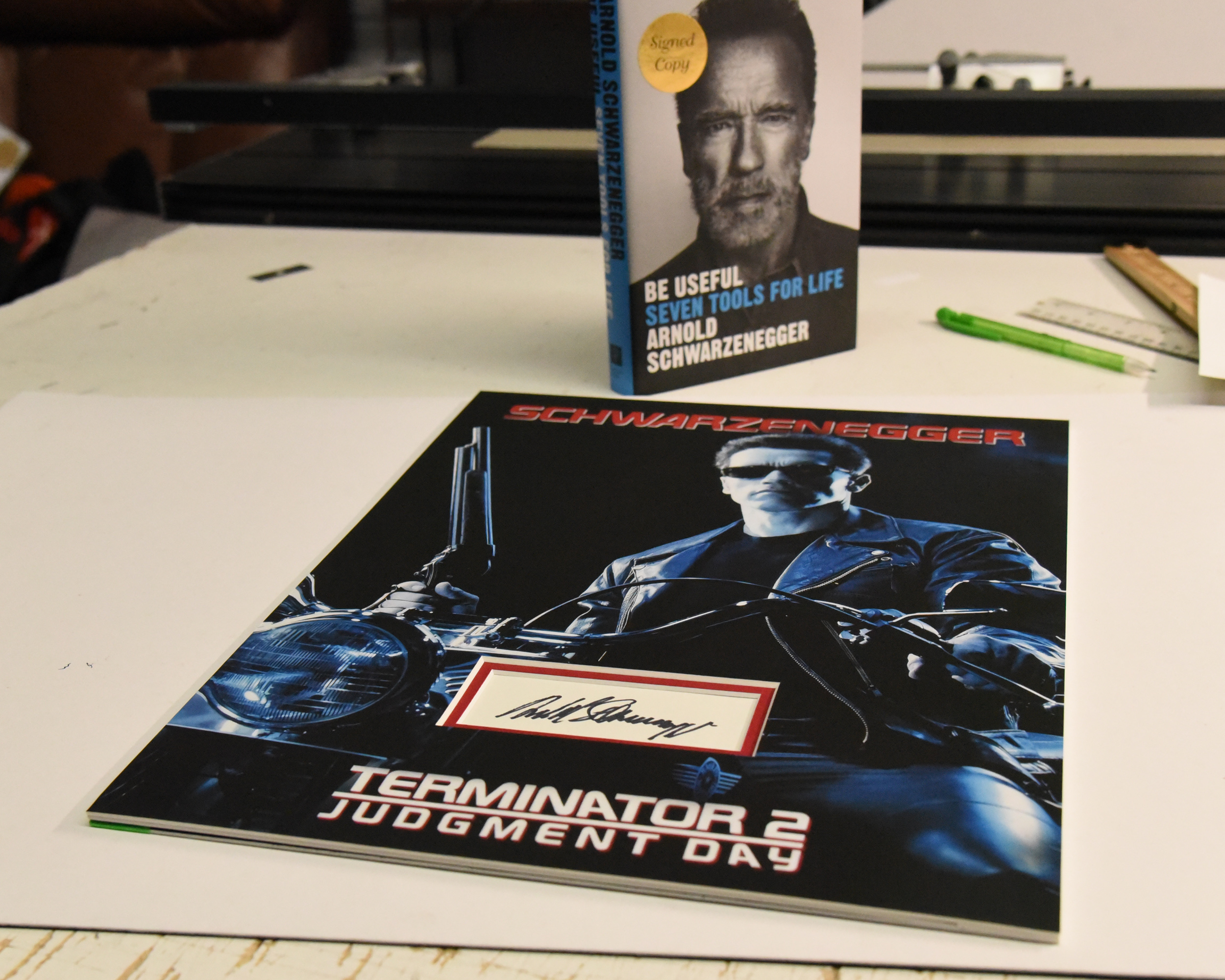 [SHOP] ARNOLD SCHWARZENEGGER autographed “Terminator 2” 12×16 custom mat with book page signature