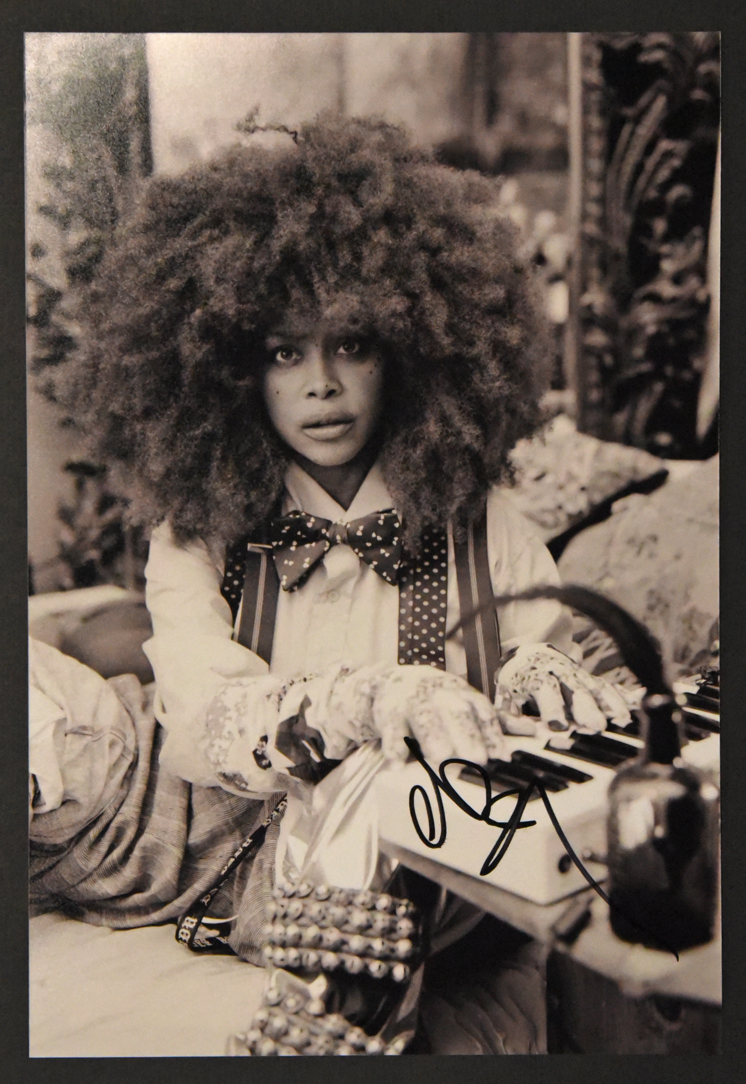 [SHOP] ERYKAH BADU autographed 8×12 inch photo